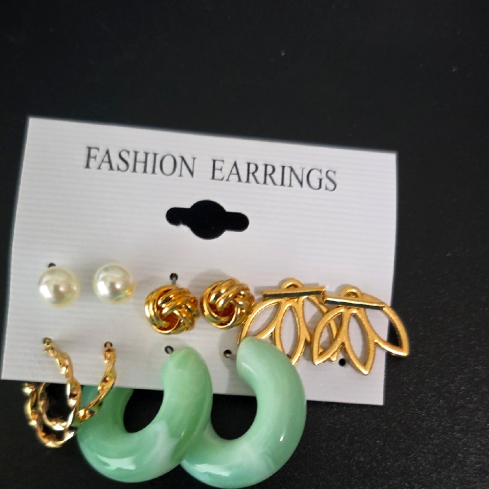 Elegant Gold and Green Fashion Earrings Set 5pairs Nwot - Picture 1 of 1